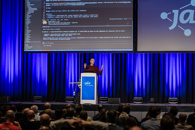 Speaker erklärt Code